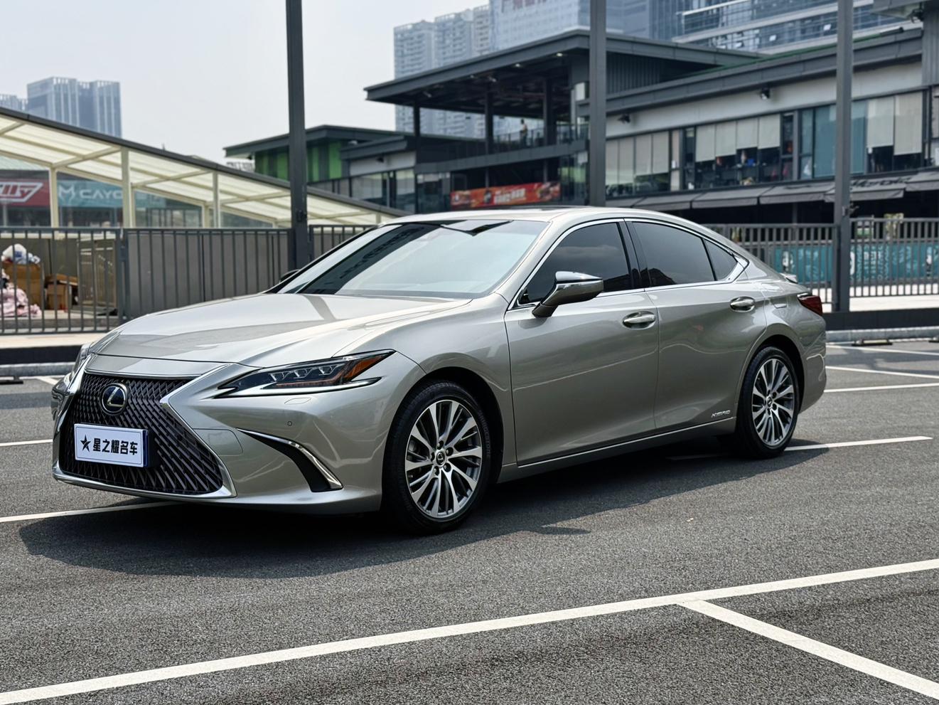 Lexus ES 300h Supreme 2020