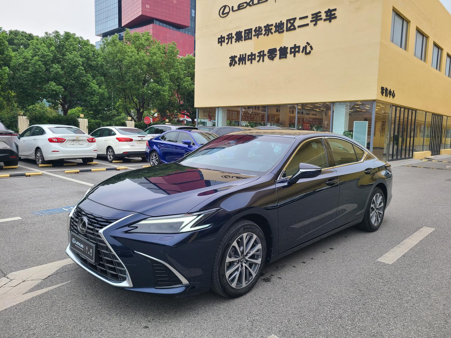 Lexus ES Premium Enjoy (2L) 2024