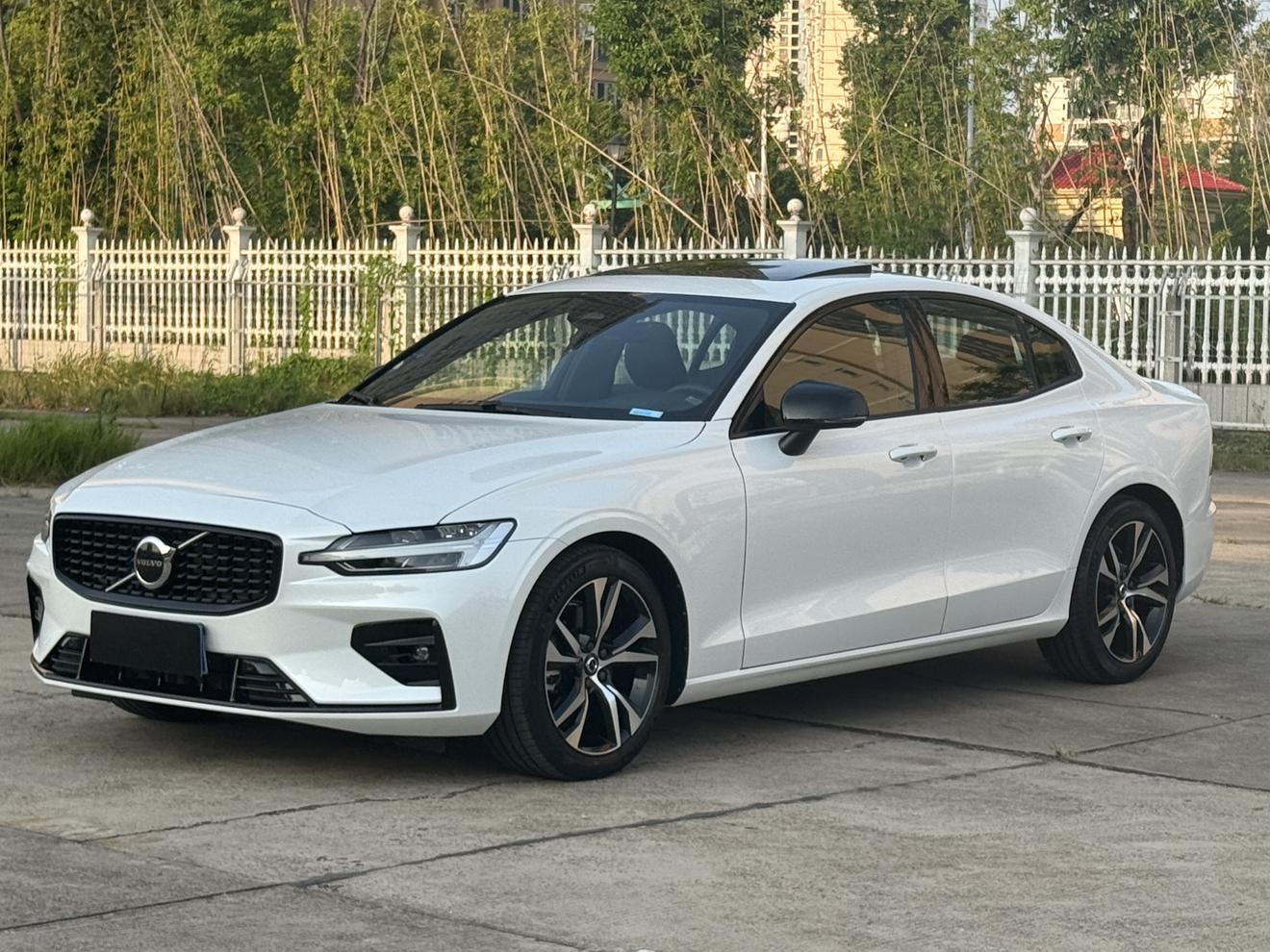 Volvo S60 Intelligent Premium Plus Sport (2L) 2024