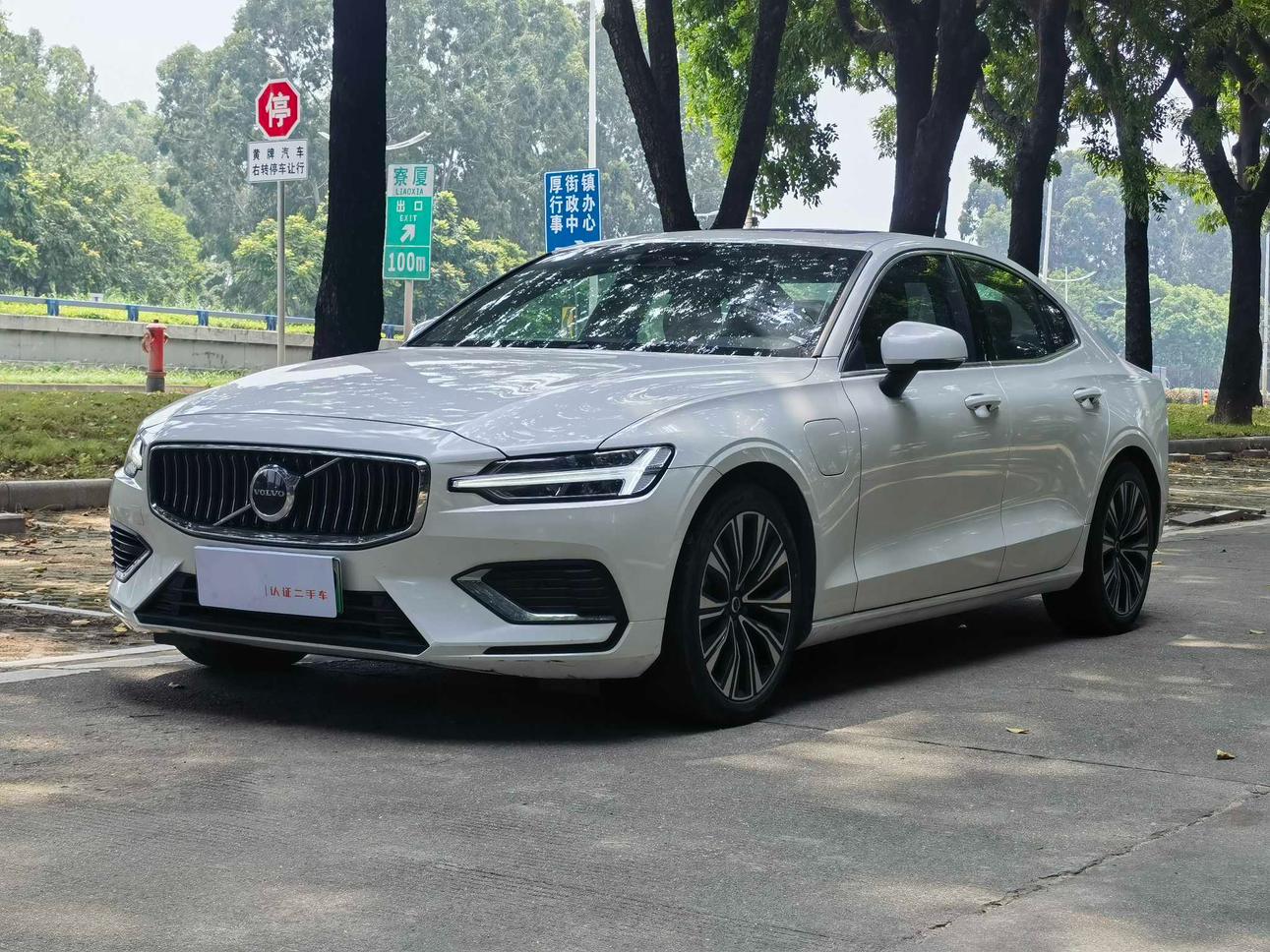Volvo S60 T8 Plug-in Hybrid Long Range AWD Intelligent Comfort Luxury (2L) 2024