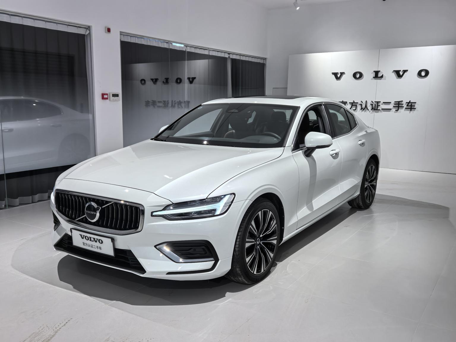 Volvo S60 Intelligent Premium Luxury (2L) 2025