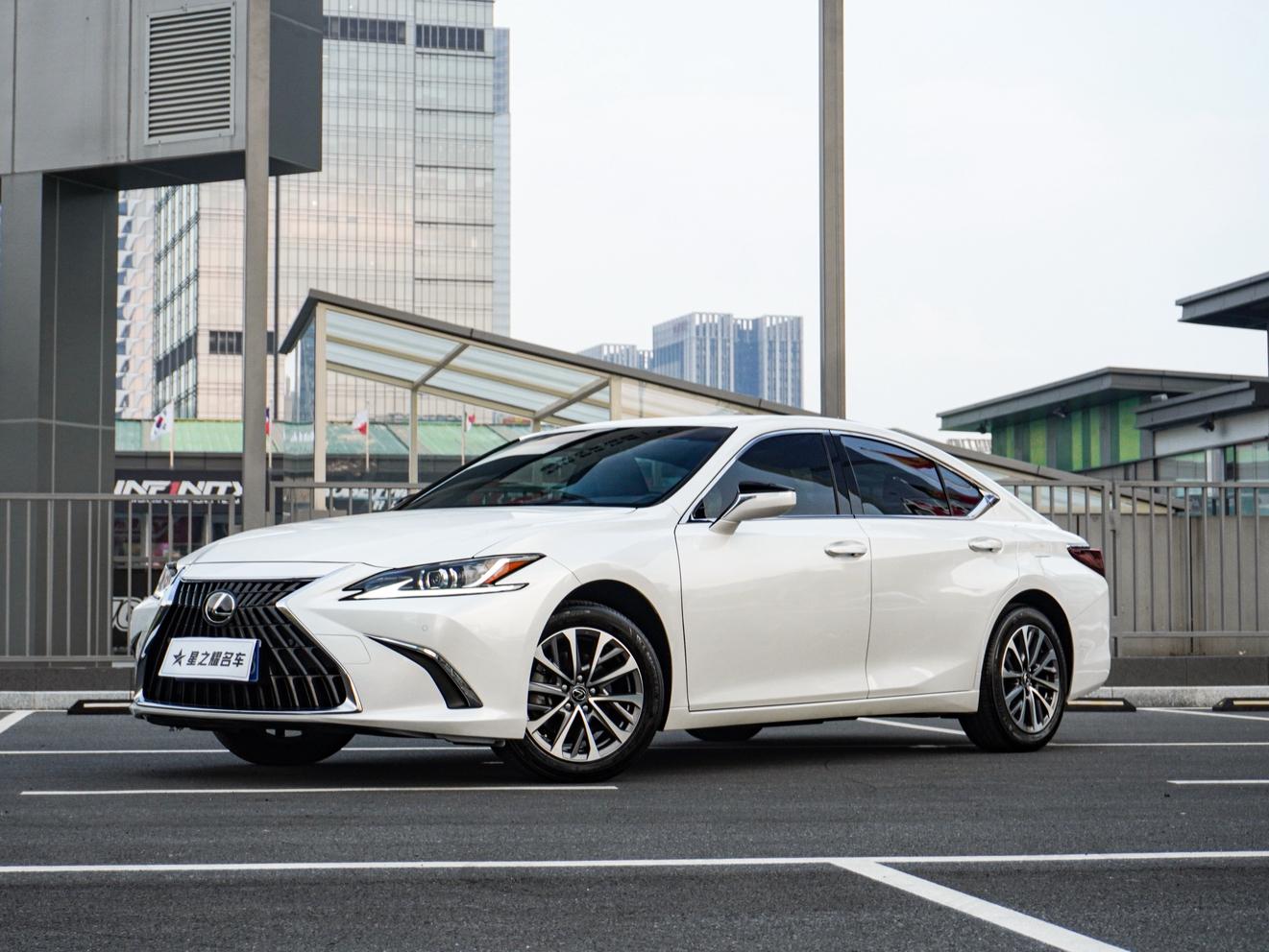 Lexus ES Premium Enjoy (2L) 2024