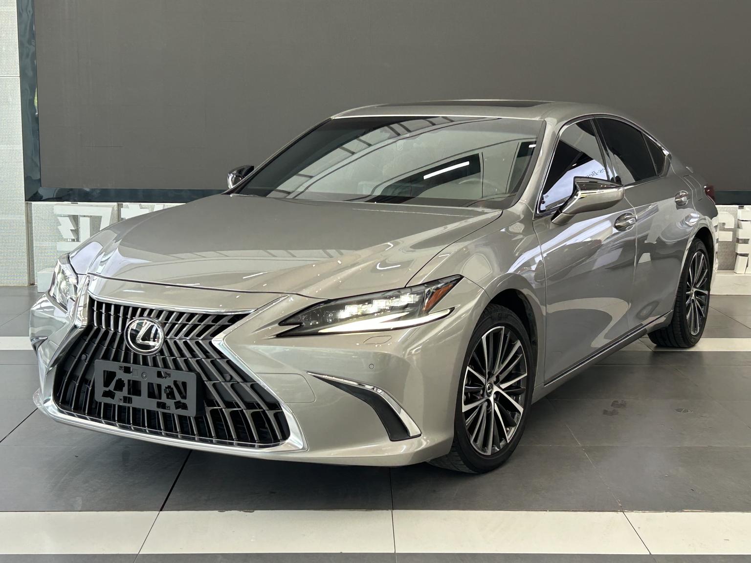 Lexus ES 300h Supreme (2.5L) 2022