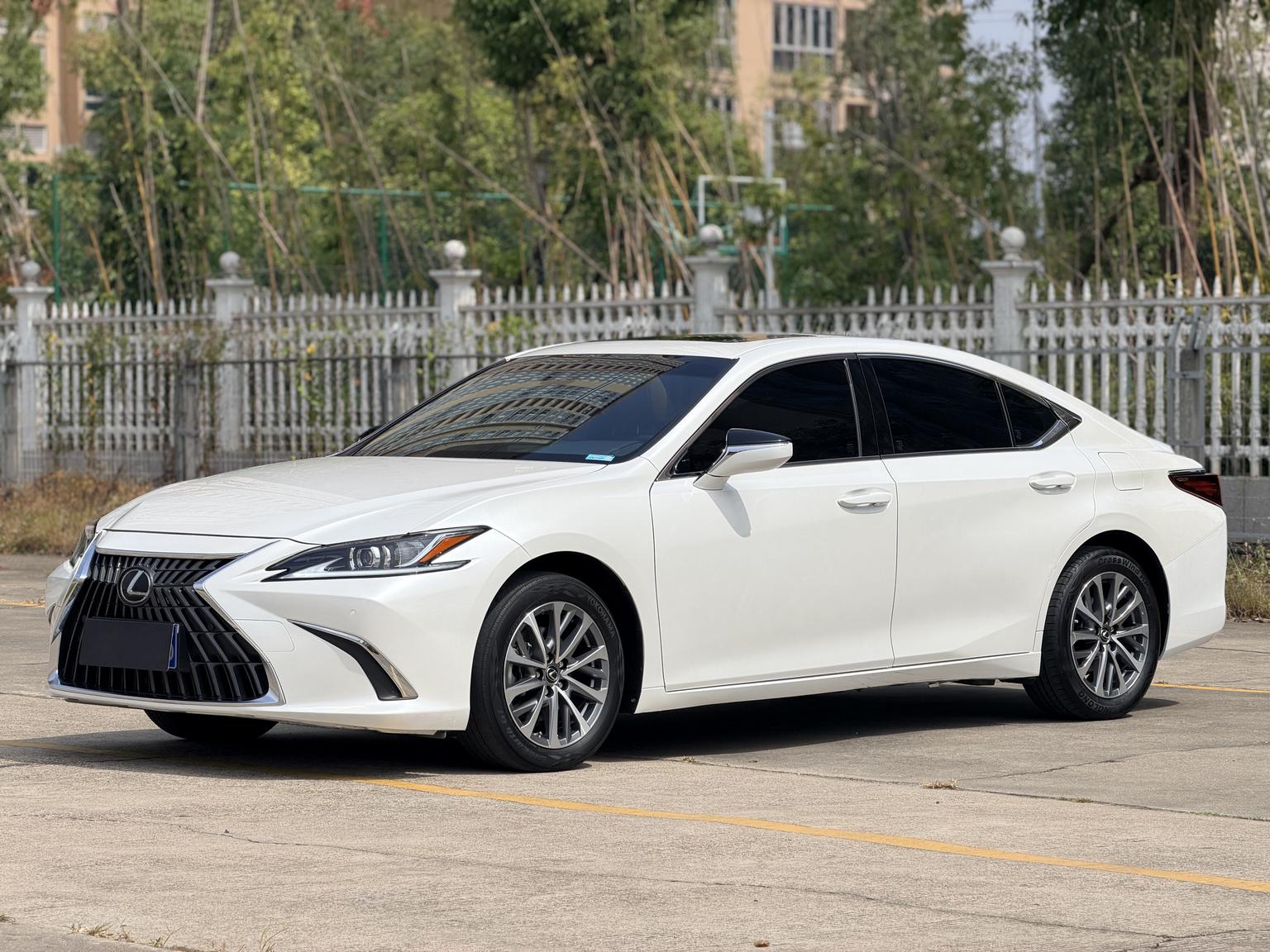 Lexus ES Premium Enjoy (2L) 2024